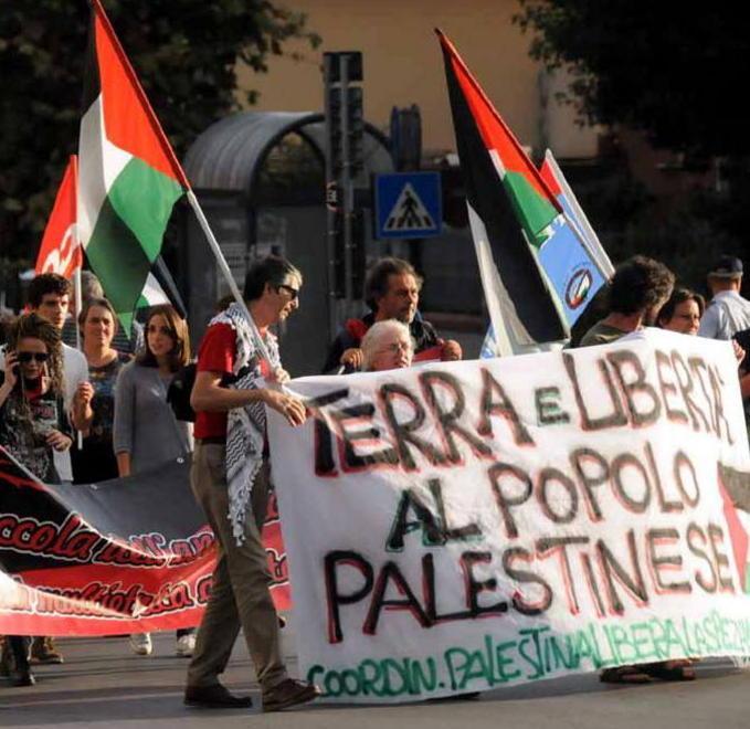 In corteo per la Palestina «Diciamo no alla guerra»