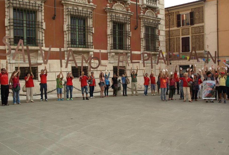 Mani bianche per salvare le Apuane 