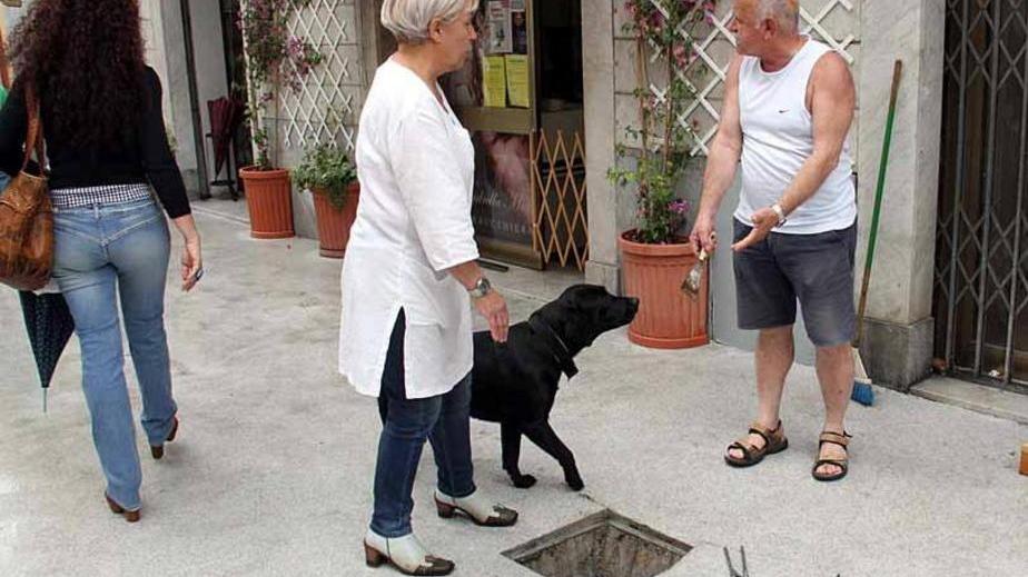 Cattivi odori in via Verdi marciapiedi sotto accusa