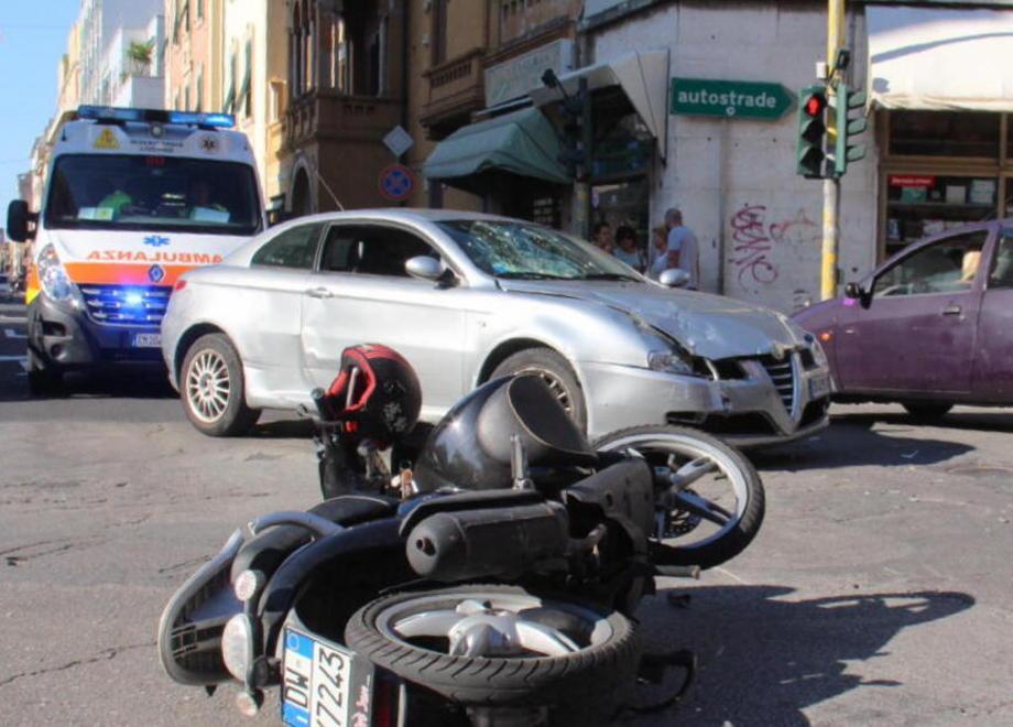 Scooterista vola sul tetto dell’auto