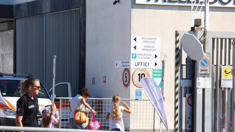 L’azienda festeggia, fuori esplode la rabbia