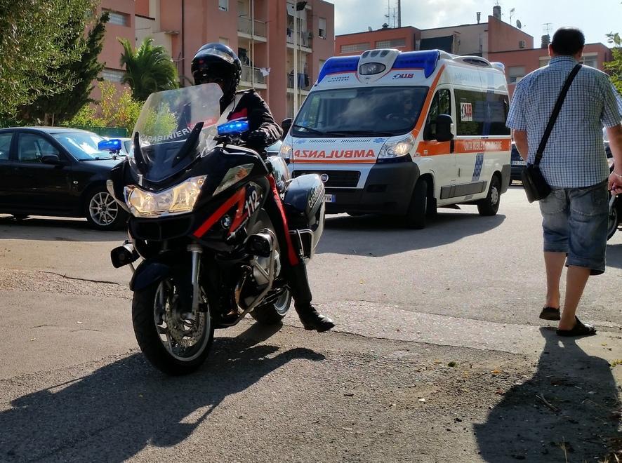 Minaccia i condomini con l’accetta 
