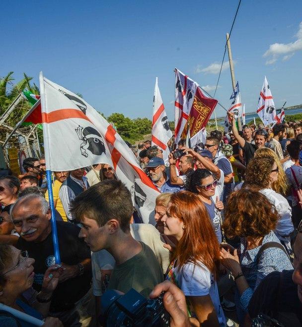 Oltre 5mila per dire no ai poligoni festa identitaria davanti ai cancelli