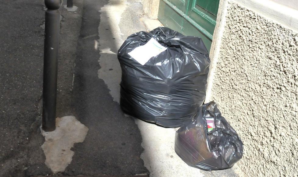 Le buste nere con i rifiuti non vanno bene: abbandonate