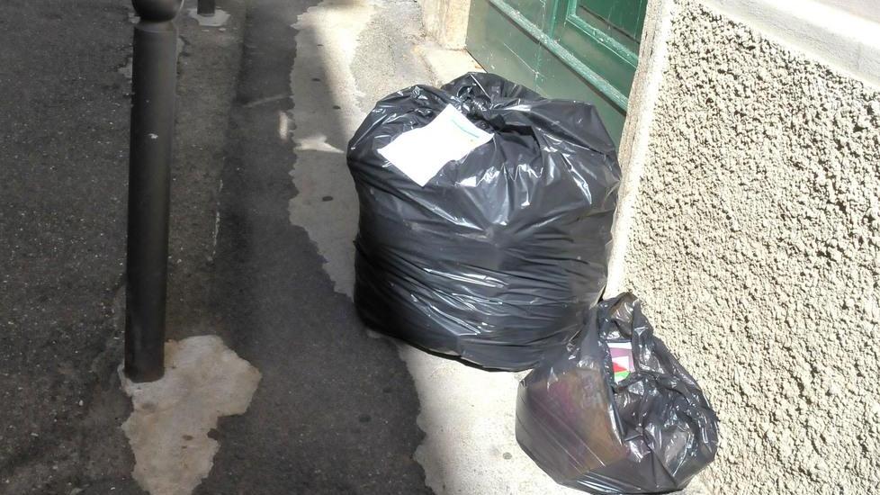 Le buste nere con i rifiuti non vanno bene: abbandonate