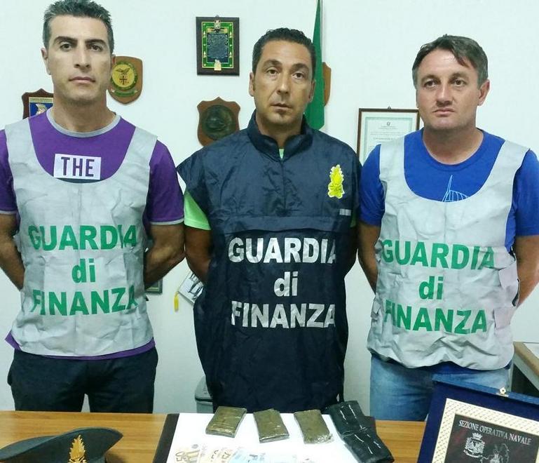 Spacciava droga davanti all’ospedale, in manette un turista 