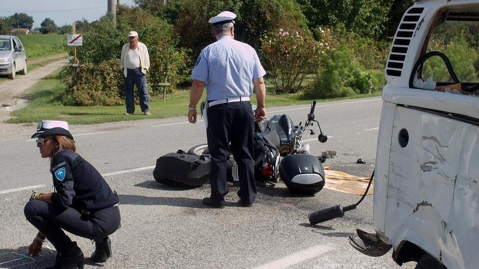 Schianto in moto: due gravissimi