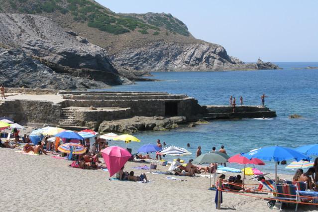 Cala dell’Argentiera, mare azzurro vicino alle rovine delle miniere 