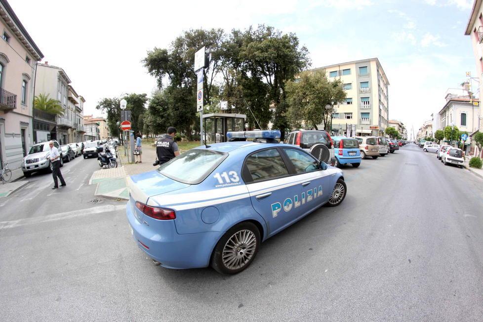 Ruba 26 paia di pantaloni in un supermercato, scoperto e arrestato 