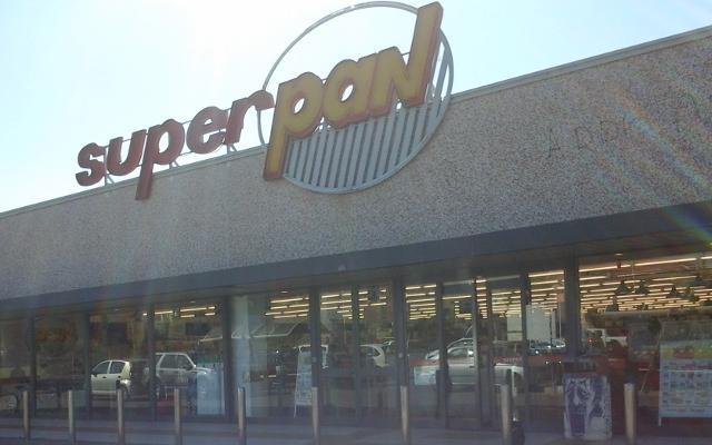 Tenta di rapinare il market ma viene messo in fuga da cassiera e cliente 