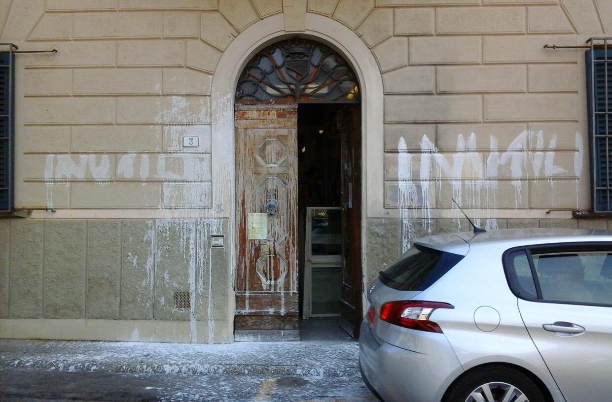 Imbrattata con vernice la sede dei servizi sociali 