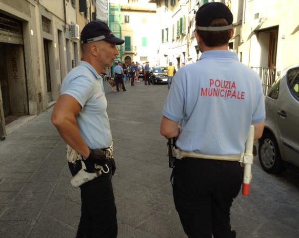 Pattuglione della Polizia municipale in piazza Mercatale 