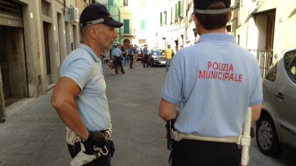 Pattuglione della Polizia municipale in piazza Mercatale