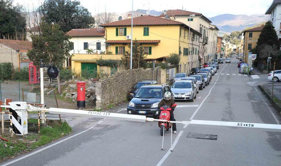 Camion di legname aggancia i fili dell’alta tensione 