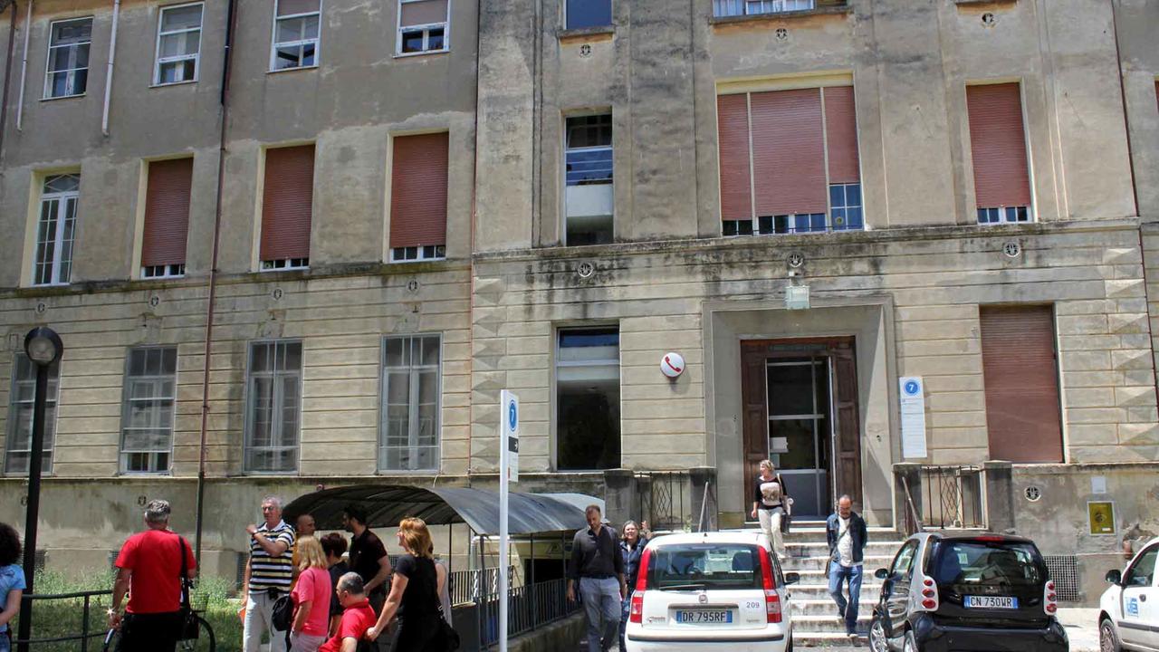Cade dal tetto di casa e rischia di restare paralizzato