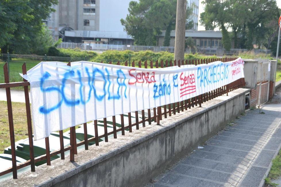 “Scuola senza parcheggio”: scoppia l’ira dei genitori 