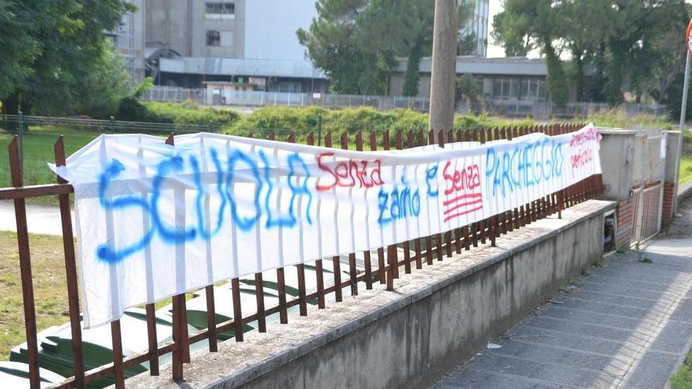 “Scuola senza parcheggio”: scoppia l’ira dei genitori