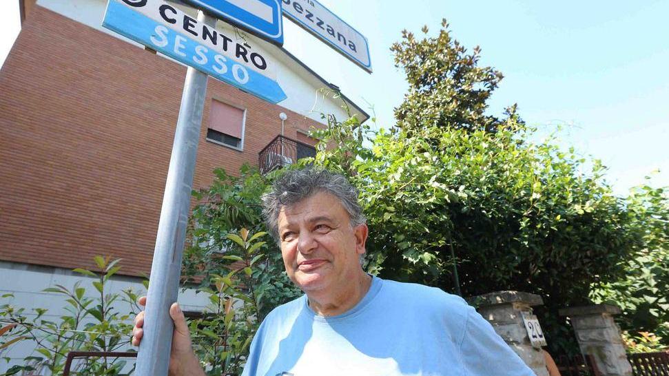Scusi, la via per il centro? «C’è il cartello fai da te»