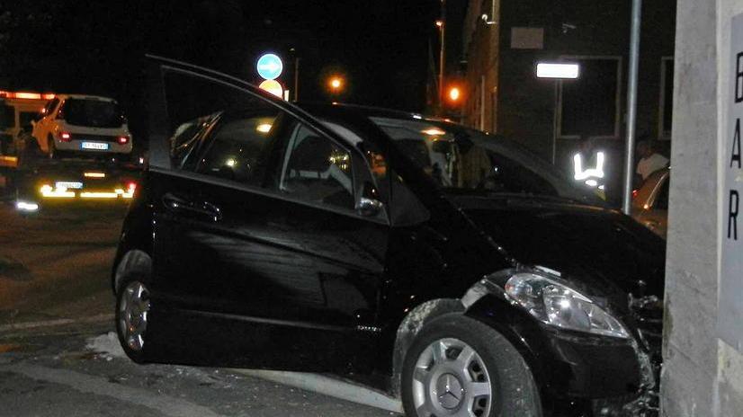 Scontro fra auto in viale Mameli nella notte