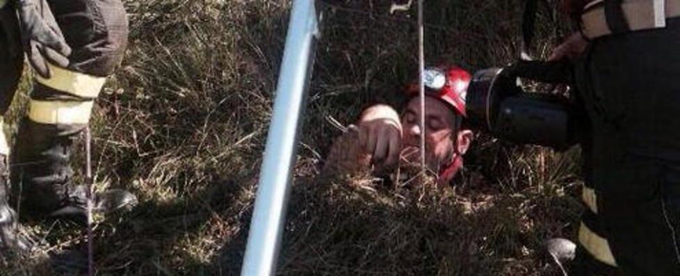 Cucciolo cade nel cunicolo salvato dai vigili del fuoco