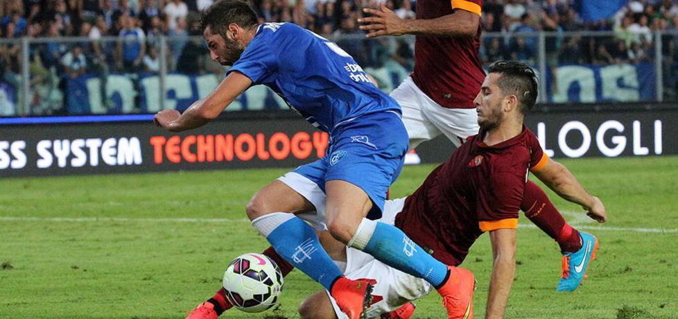 Manolas travolge Mchedlidze in area: questo è rigore