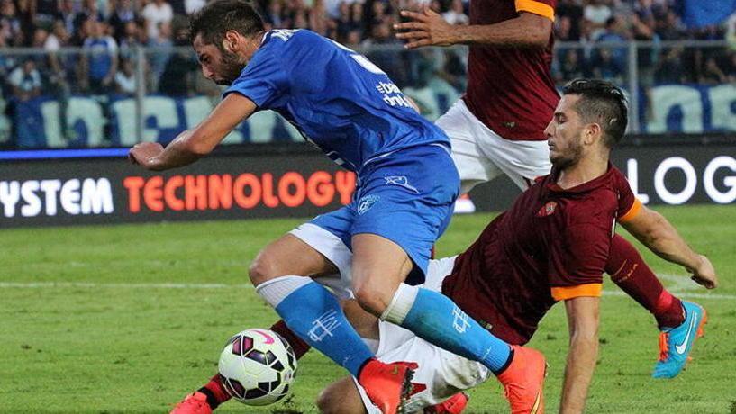 Manolas travolge Mchedlidze in area: questo è rigore