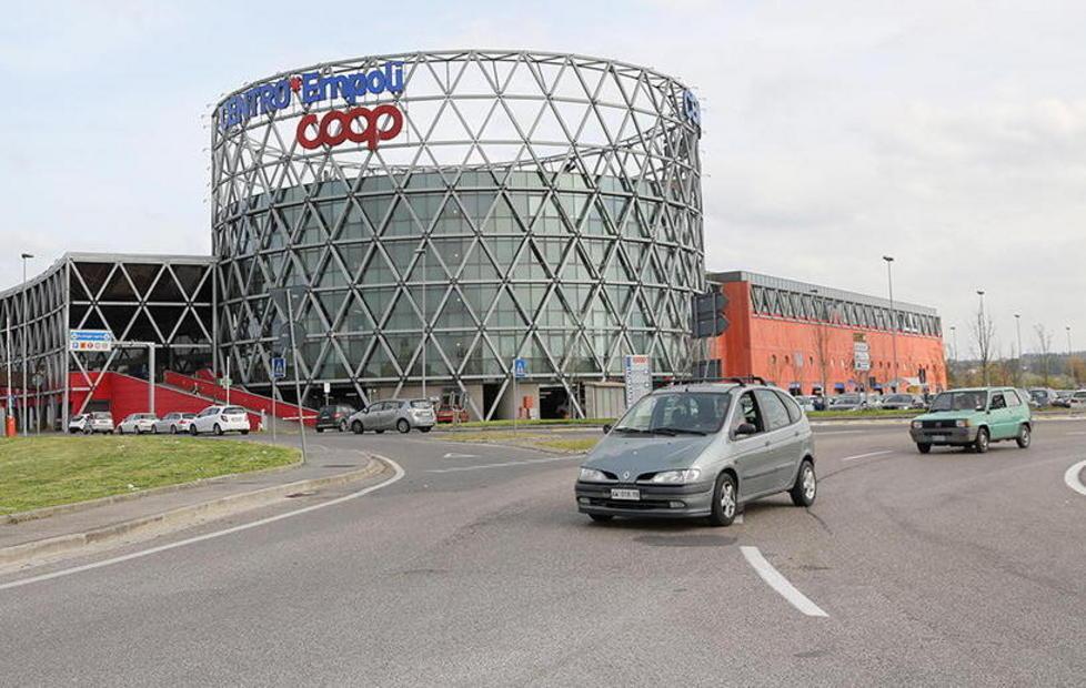 Stuprata e abbandonata davanti alla Coop 