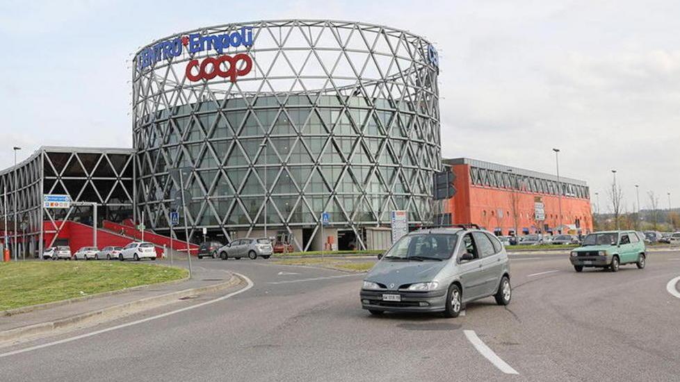 Stuprata e abbandonata davanti alla Coop