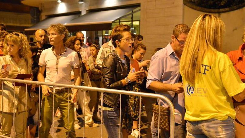 Nottissima, vola il commercio ma sul biglietto è polemica