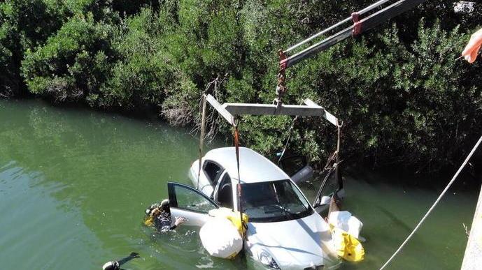 Dritto alla rotatoria finisce con l’auto dentro al canale