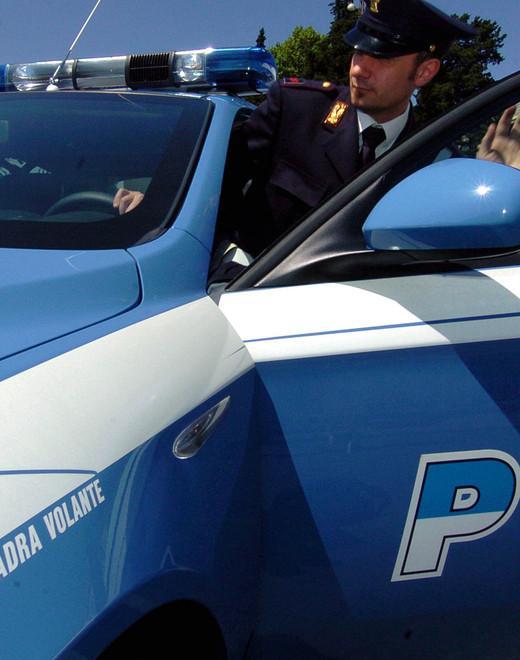 Cercano di rapinarle il telefonino: inseguiti dal padre e arrestati 