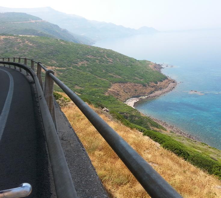 Contro il guardrail con la moto: 2 feriti 