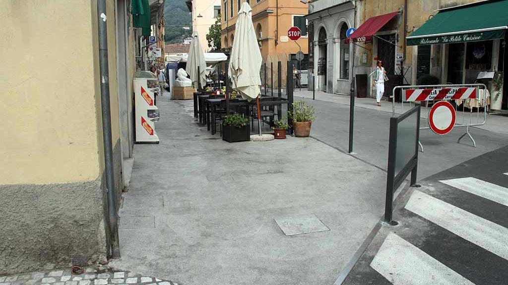 Marciapiedi che puzzano, sopralluogo in via Verdi