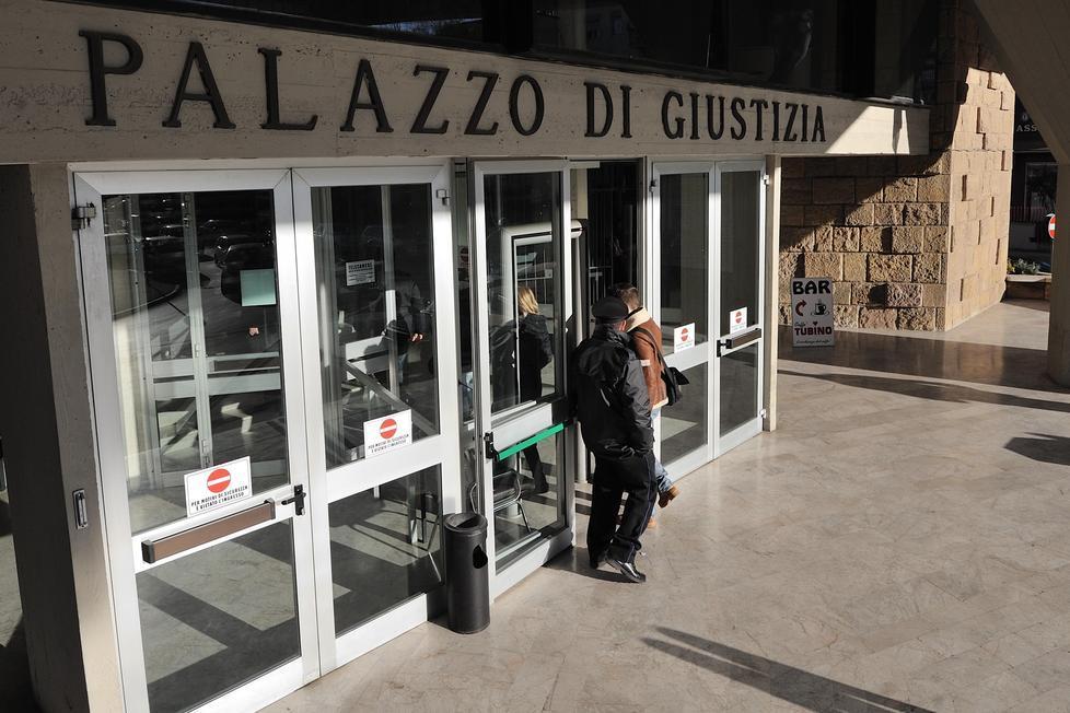 Lettera con pallini da caccia e polvere da sparo recapitata a un avvocato 