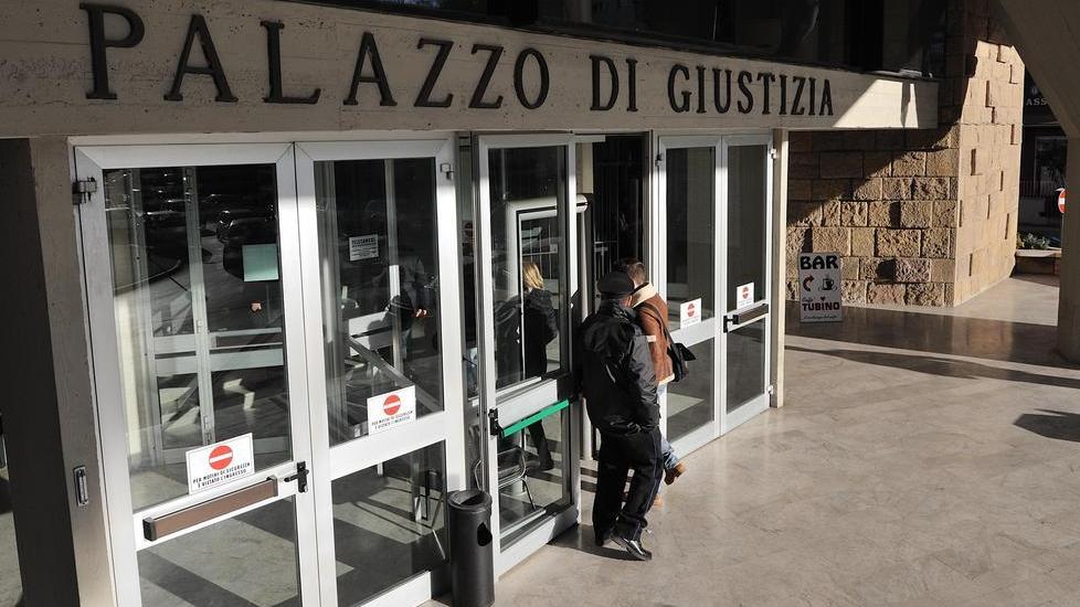 Lettera con pallini da caccia e polvere da sparo recapitata a un avvocato