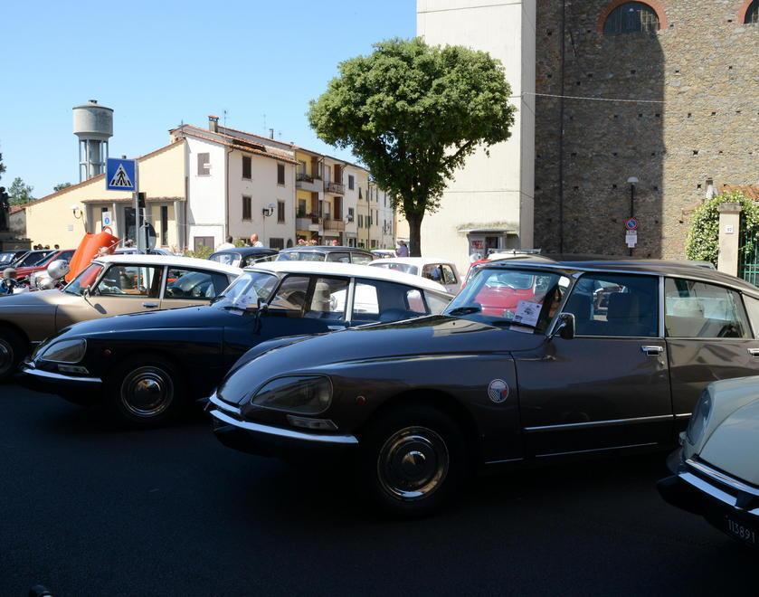Auto d’epoca a Chiesina Uzzanese, le "nonnine a motore" si mettono in mostra