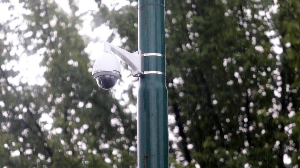 Si prepara la canna sotto la telecamera di sorveglianza