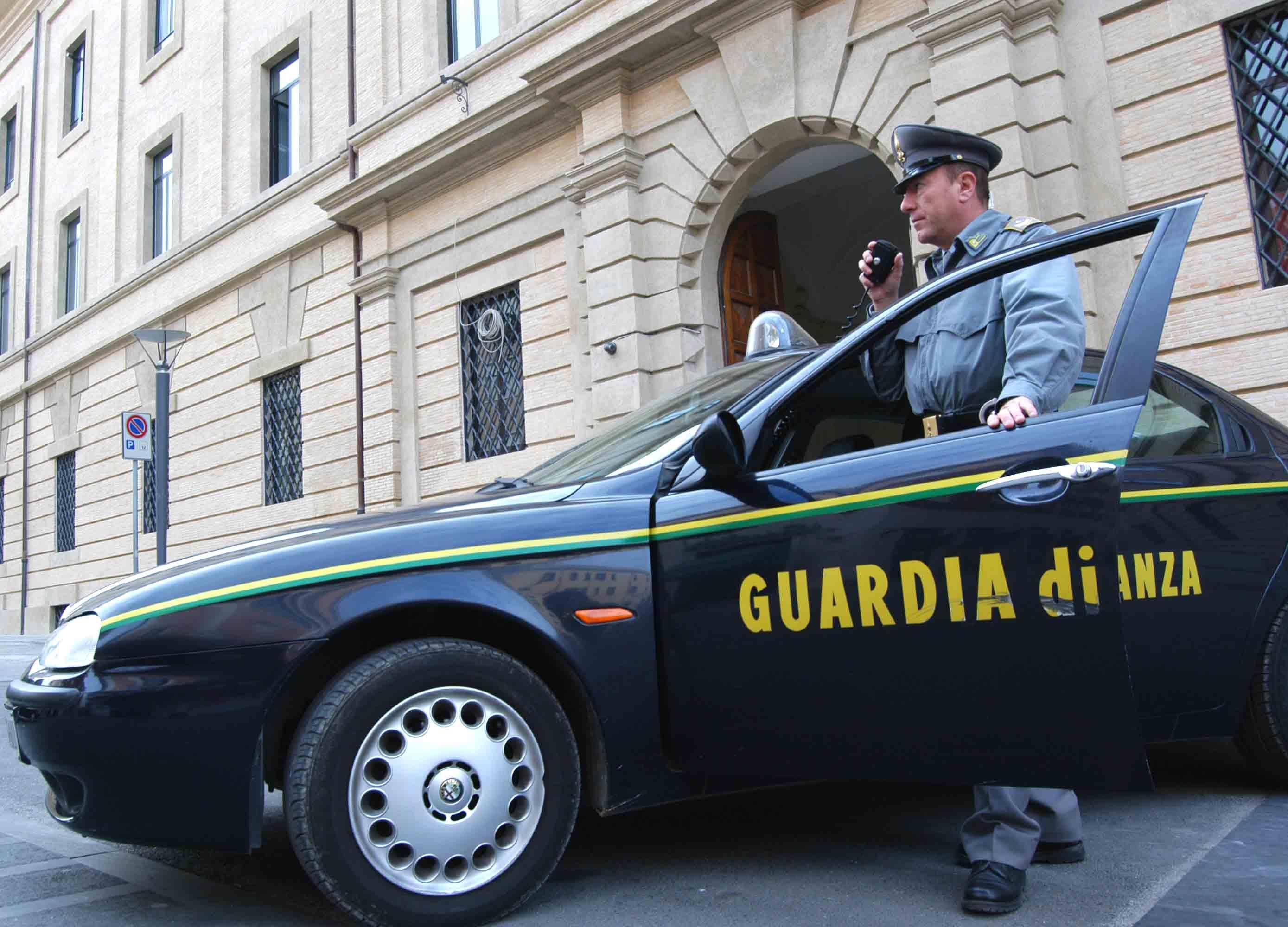 Sequestrati 800 prodotti hi-tech contraffatti