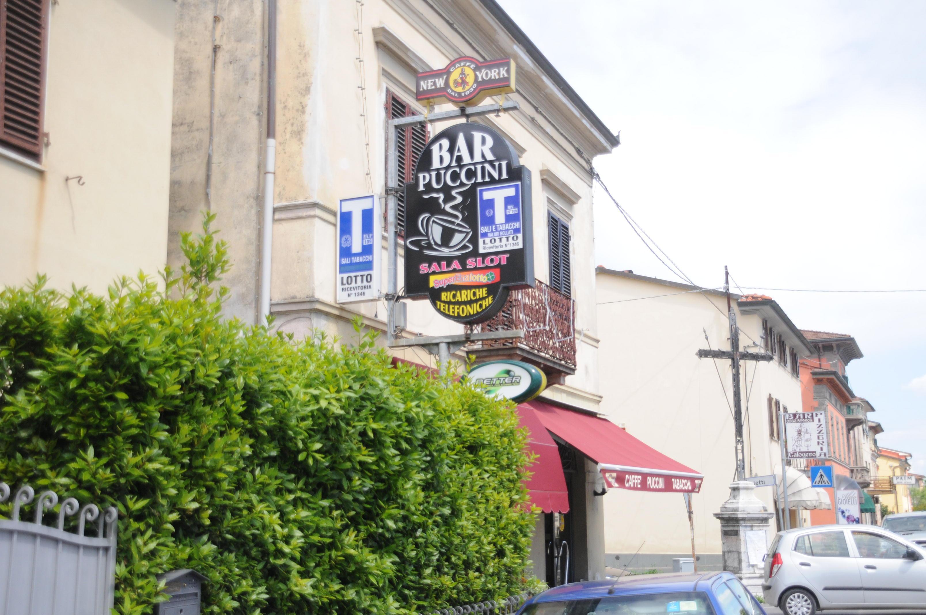 Sfondano la porta e rubano la macchinetta cambiamonete 