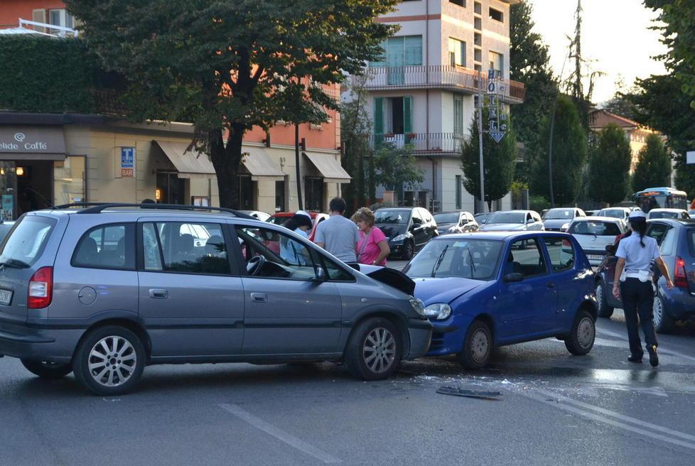 Due macchine si scontrano: traffico paralizzato a Celide 