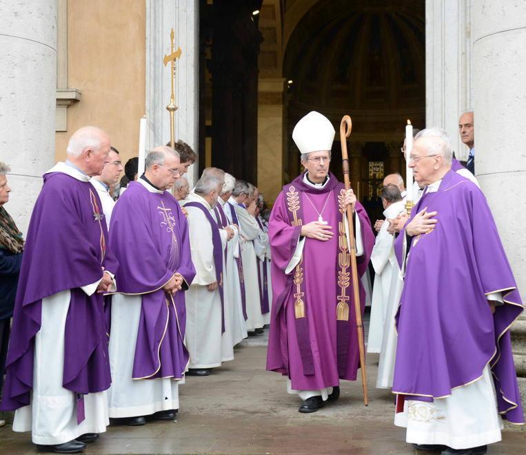L’arcivescovo Benotto benedice le associazioni 