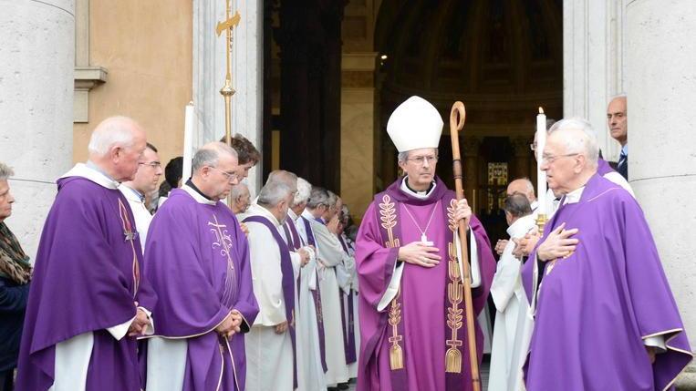 L’arcivescovo Benotto benedice le associazioni