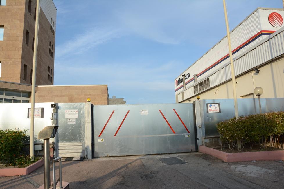 Lastre di acciaio e filo spinato per proteggere i dirigenti Meridiana 