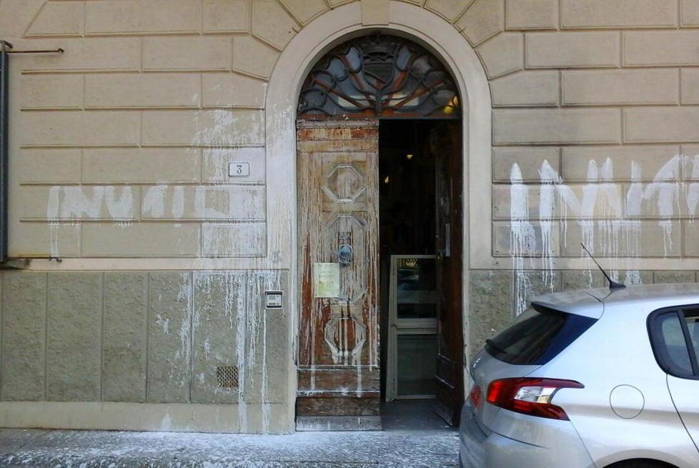 Vandali imbrattano gli uffici dei servizi sociali