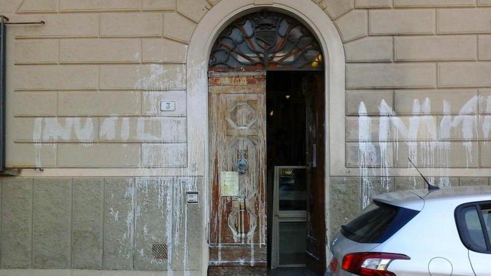 Vandali imbrattano gli uffici dei servizi sociali