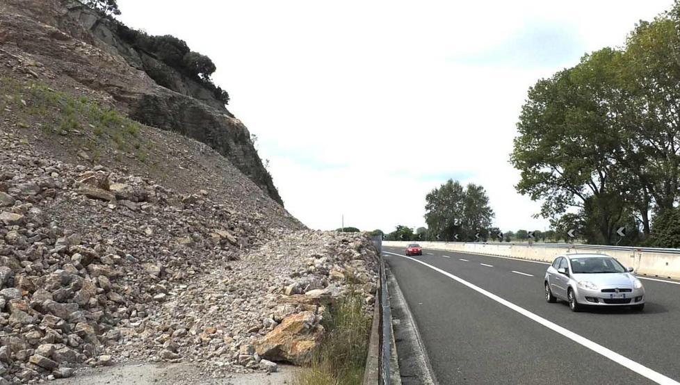 Operai in azione sulla frana che confina con la A-11