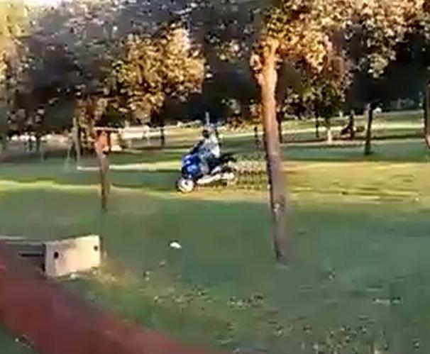 Parco invaso dai motorini parte la rivolta dei genitori 