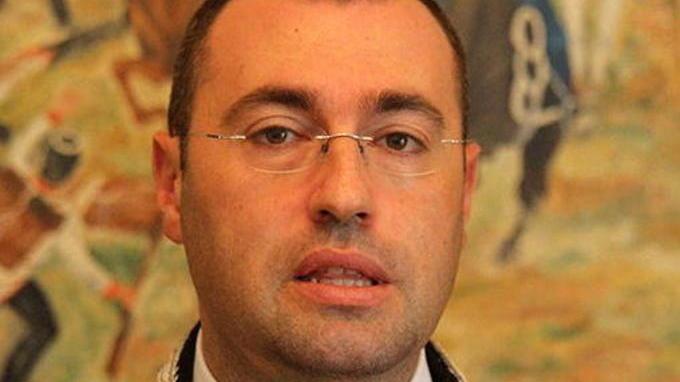 Le stuprava con la scusa del lavoro