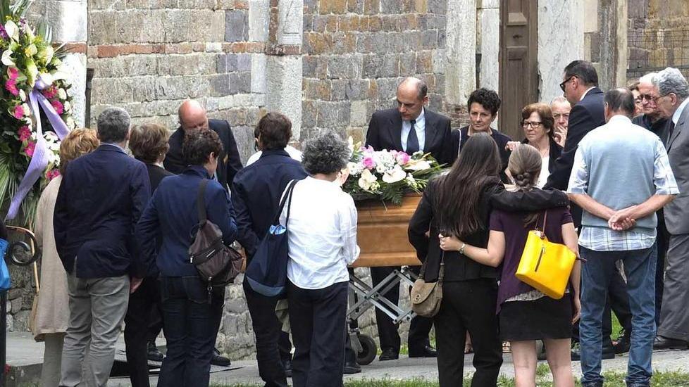 Basilica stracolma per l’addio alla professoressa Donato