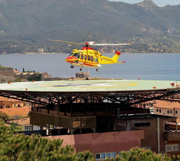 Grave dopo la caduta da una tettoia alta 2 metri 